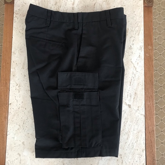 EUC WearGuard Aramark mens black cargo shorts, W 34 / 11” inseam with pockets - Picture 3 of 14